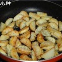 迷迭香煎小土豆的做法 步骤3