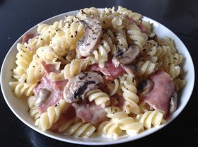 奶油蘑菇培根意面