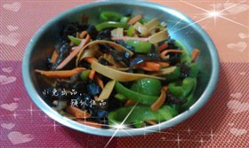 红萝卜灯笼椒木耳炒豆干