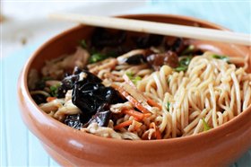 家常爽口葱油鸡丝凉面