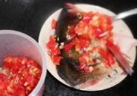 剁椒鱼头的做法 步骤7