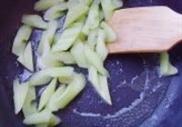 西芹百合炒虾仁的做法 步骤4