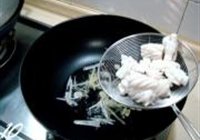 芫荽爆鱿鱼的做法 步骤10