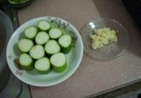 蒜茸蒸丝瓜的做法 步骤2
