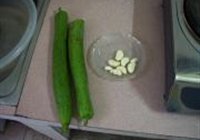 蒜茸蒸丝瓜的做法 步骤1