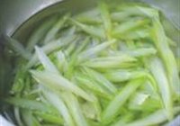 西芹百合的做法 步骤4