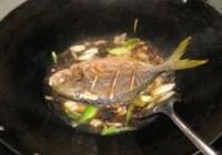干烧平鱼的做法 步骤10