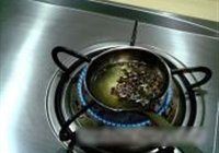 椒油爆腌萝卜皮的做法 步骤4
