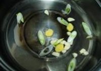 辣焖栗子鸡的做法 步骤6