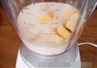 香蕉奶昔的做法 步骤5
