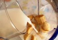 香蕉奶昔的做法 步骤4