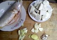 黄鱼炖豆腐的做法 步骤2