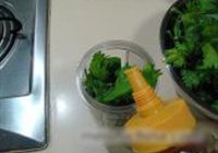 蜂蜜芹菜汁的做法 步骤1