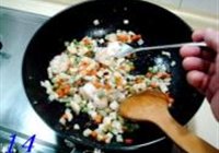 虾球鸡粒炒饭的做法 步骤14