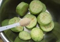 香煎茄片的做法 步骤2