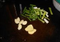 啫啫滑鸡煲的做法 步骤3