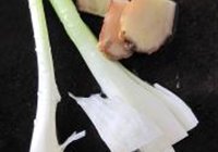 田七炖鸡的做法 步骤3