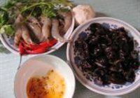 虾仁拌木耳的做法 步骤1