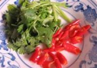 虾仁拌木耳的做法 步骤3