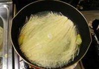 五彩鸡丝拌面的做法 步骤3