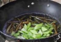 黄金海茸拌西芹的做法 步骤5