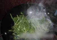 素炒萝卜秧的做法 步骤3