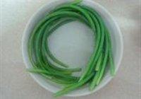 凉拌手撕蒜苔的做法 步骤3