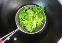 蜜汁拌芹叶儿的做法 步骤5