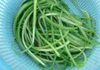 凉拌手撕蒜苔的做法 步骤4