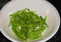 杏鲍菇拌蒜薹的做法 步骤7