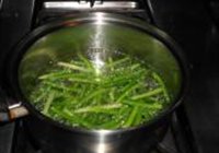杏鲍菇拌蒜薹的做法 步骤6
