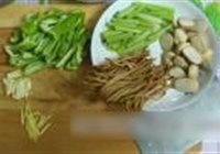 黄花菜草菇炒肉的做法 步骤3