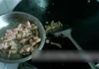 黄花菜草菇炒肉的做法 步骤7