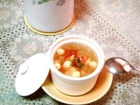 冰糖银耳莲子羹
