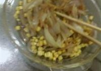 洋葱拌玉米粒的做法 步骤4