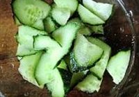 黄瓜拌皮蛋的做法 步骤2