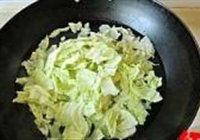 炝拌圆白菜的做法 步骤1