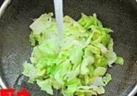 炝拌圆白菜的做法 步骤2
