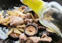 香菇鲜笋炖鸭的做法 步骤8