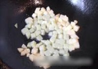 炒多彩丁的做法 步骤2
