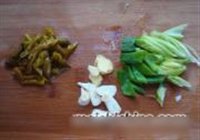 泡椒炒魔芋豆腐的做法 步骤2
