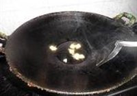 油爆虾的做法 步骤3