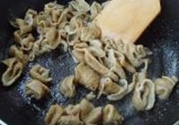 辣子肥肠的做法 步骤7