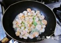 龙井虾仁的做法 步骤8