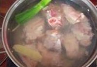 雪豆炖猪脚VS蚂蚁上树的做法 步骤2