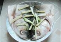 双椒鱼头的做法 步骤3