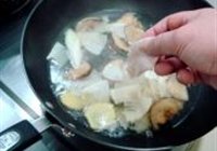 银针鸡汁鱼片的做法 步骤6