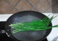 湘菜凉拌韭菜的做法 步骤2