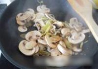 蘑菇大葱煎饼的做法 步骤8
