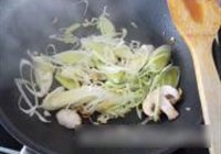 蘑菇大葱煎饼的做法 步骤7